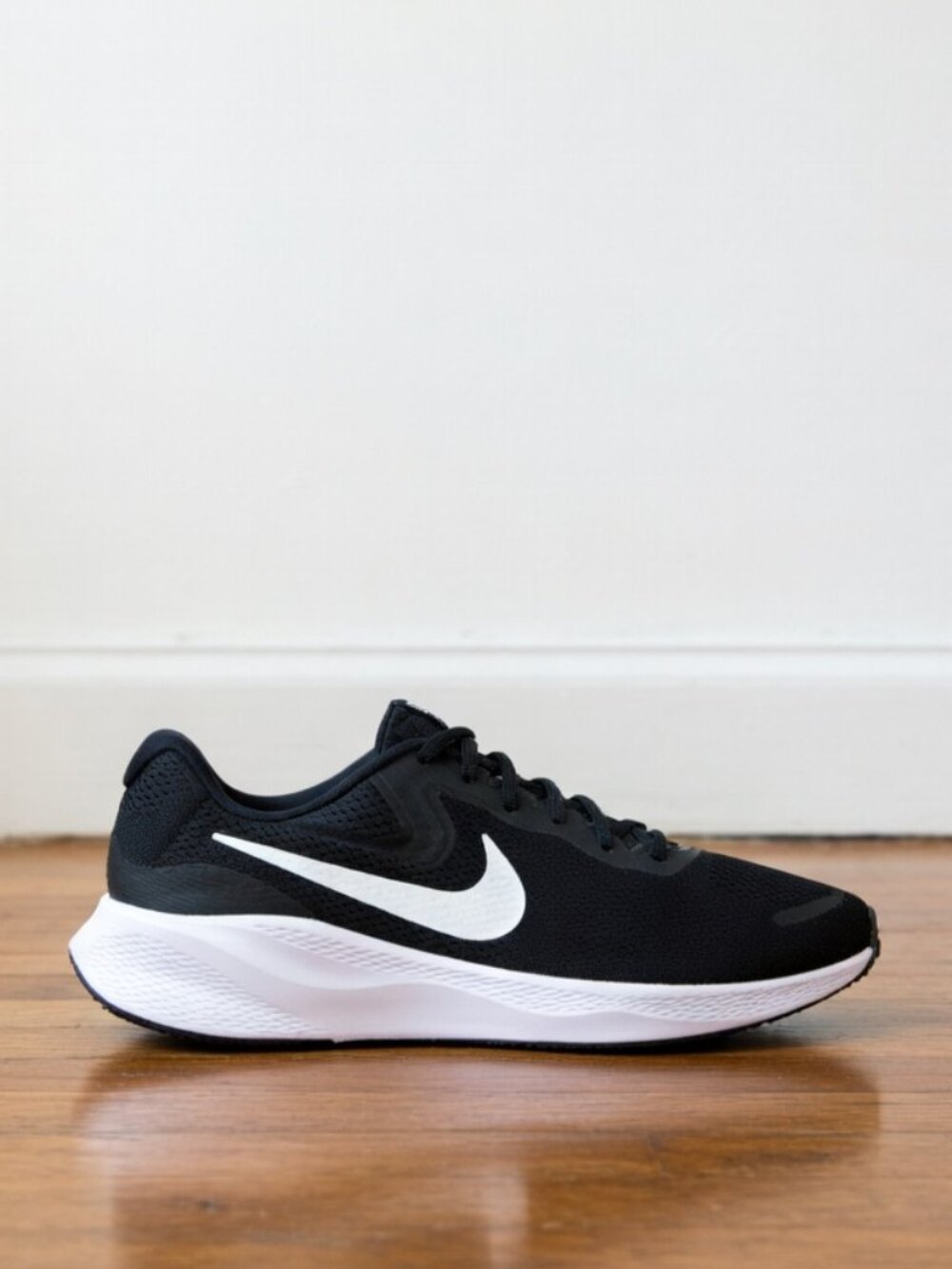Nike Revolution 7 Wide Black White Women's Running Sneakers Size 8 New